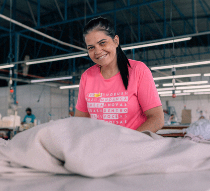 mulher sorrindo enquanto revisa o produto com textura de linho